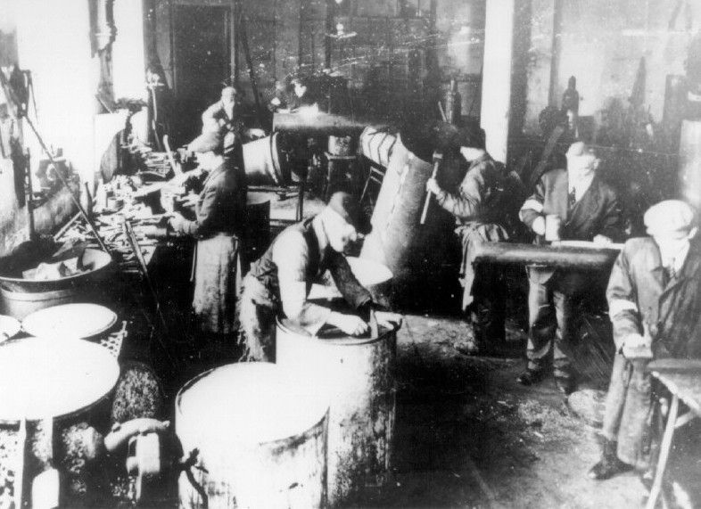 A barrel - making factory at 22 Ciepla Street in the Warsaw ghetto.